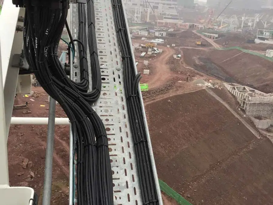 Kabelgoten langs de constructie